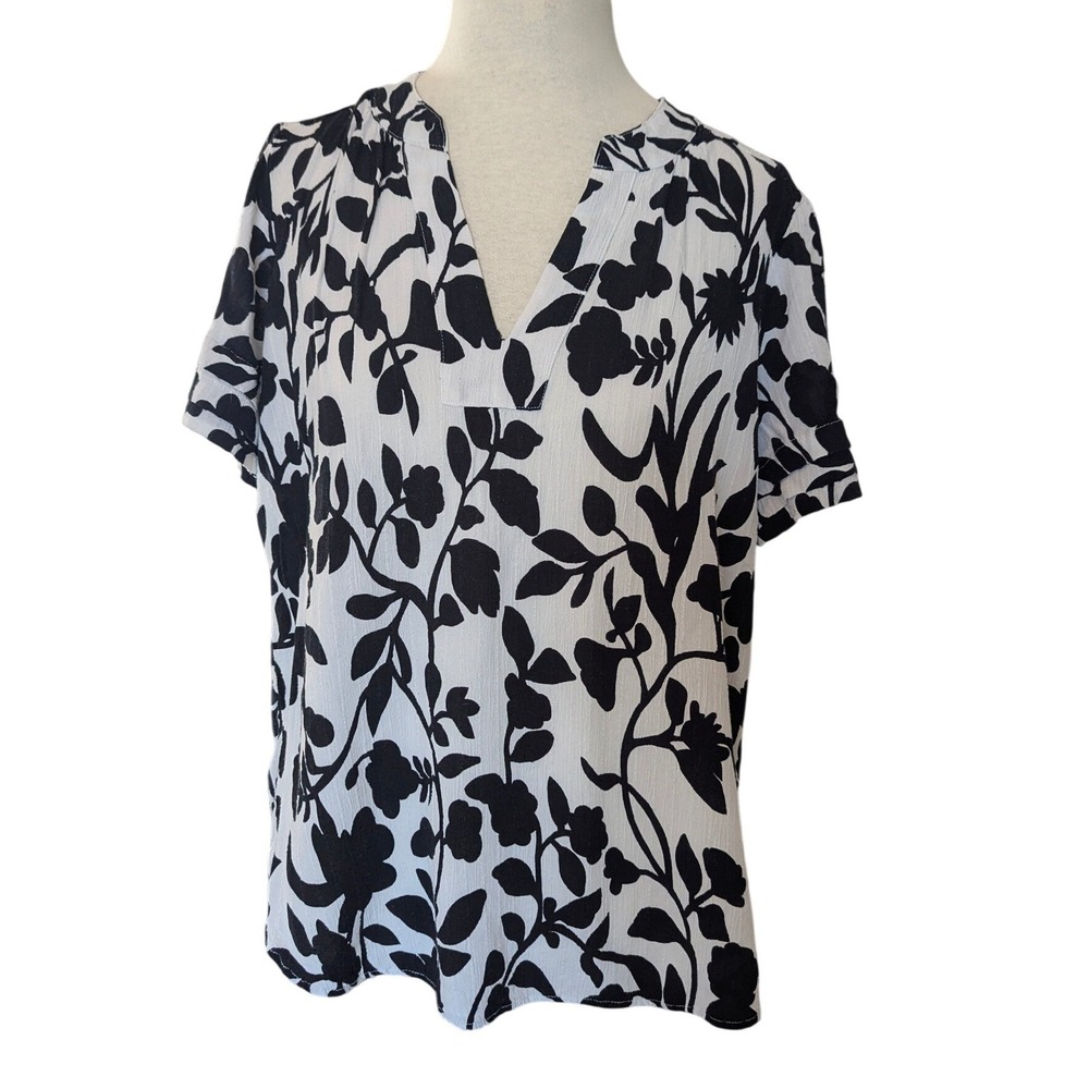 Well Worn Floral Blouse Women S Black White Split V-Neck Flutter Sleeve Textured